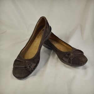 𝅺WHITE Mountain Sz 7 Brown Suede Flats